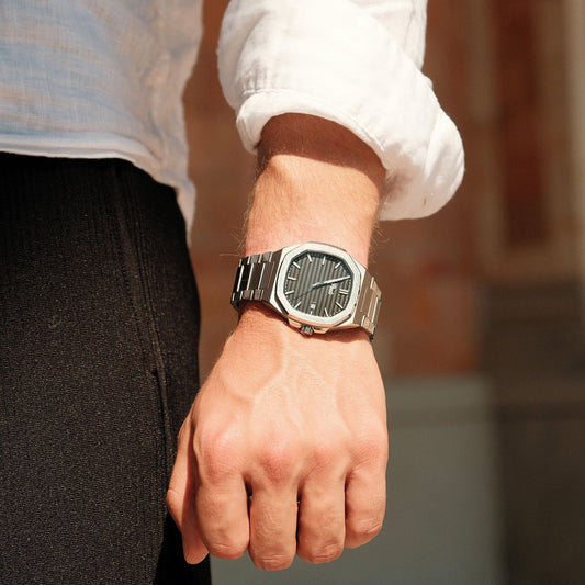 Pools CISANO Herrenuhr mit schwarzem Zifferblatt und Edelstahlarmband Tragebild