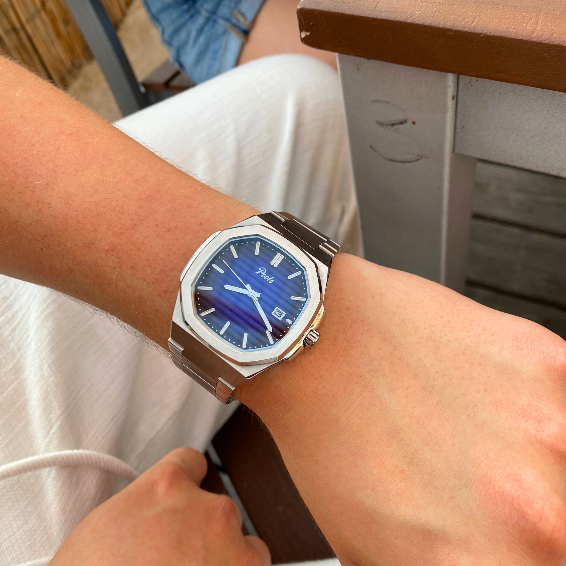 Pools CISANO Herrenuhr mit dunkelblauen Zifferblatt und Edelstahlarmband Tragebild am Arm