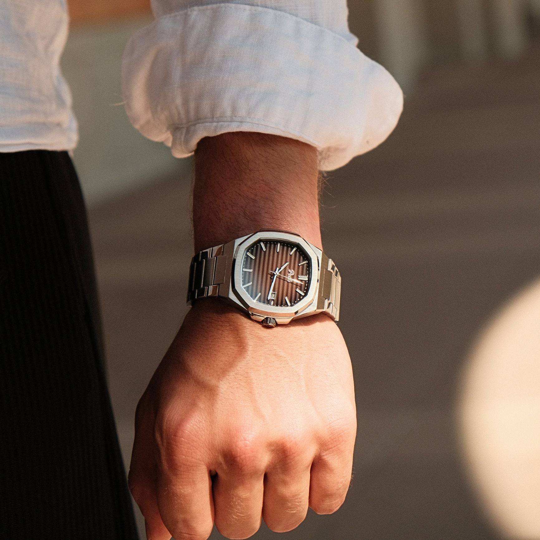 Pools CISANO Herrenuhr mit braunen Zifferblatt und Edelstahlarmband Tragebild