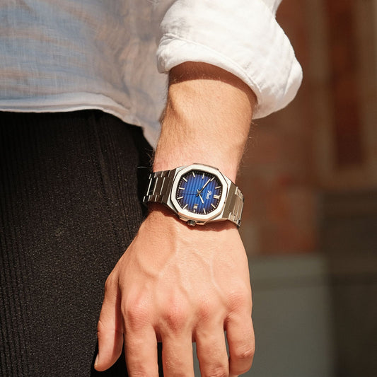Pools CISANO Herrenuhr mit dunkelblauen Zifferblatt und Edelstahlarmband Tragebild am Arm